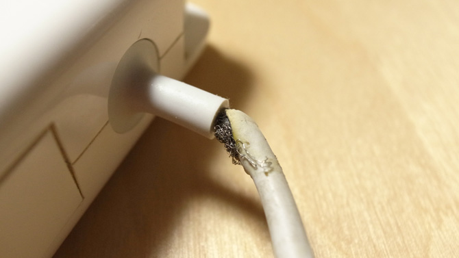 MacBook Air 電源アダプタが断線