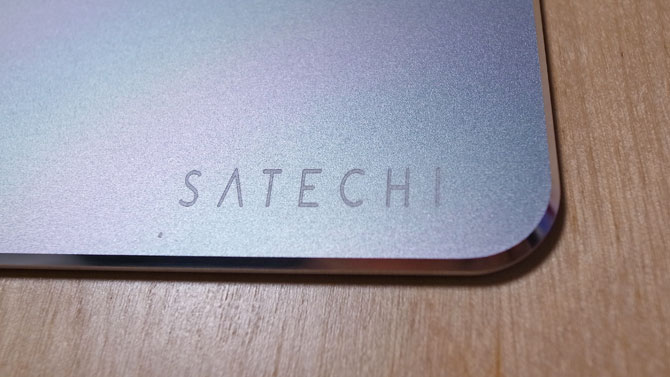 satechiアルミ製マウスパッドのロゴ