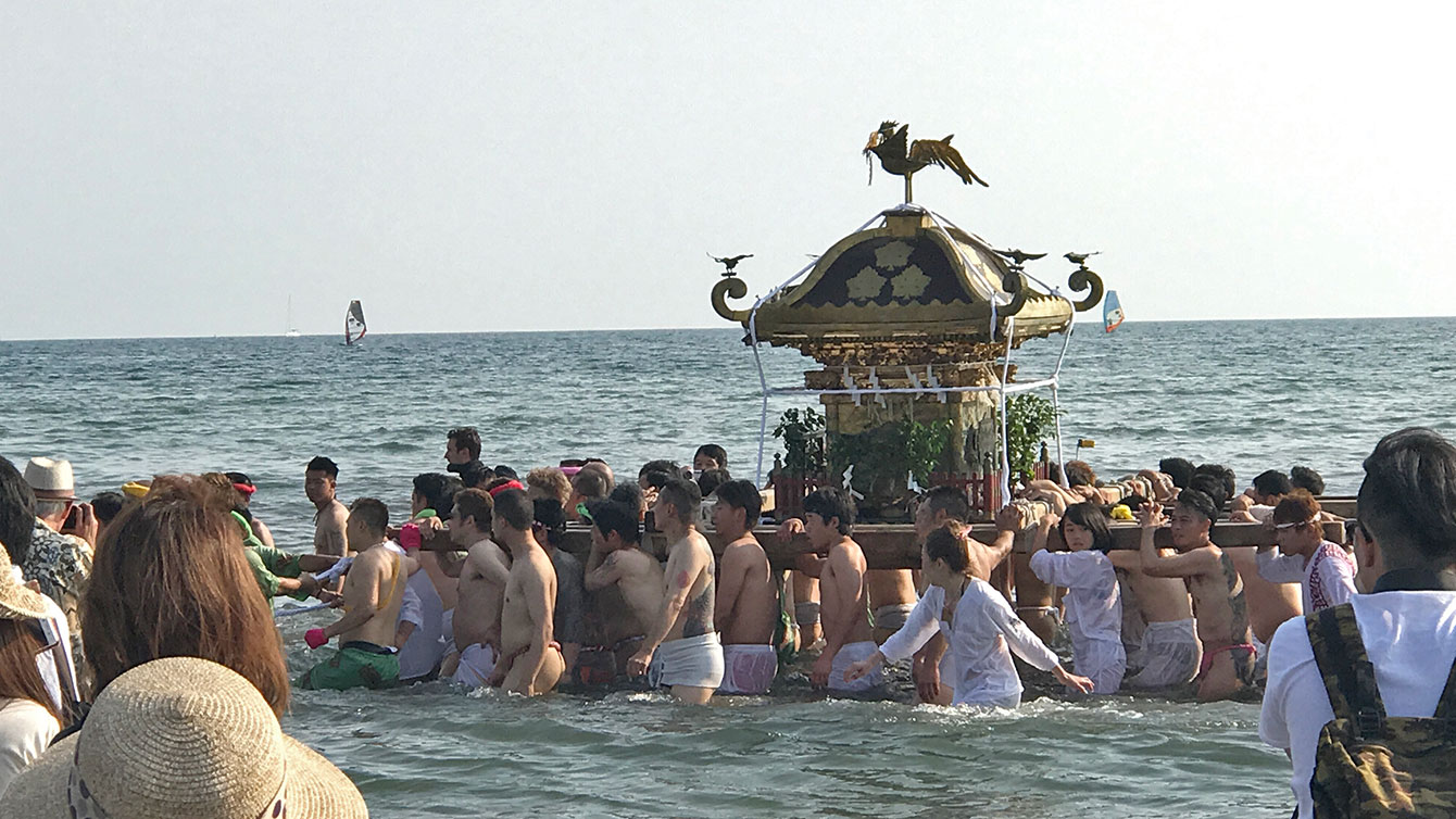 海に入る神輿